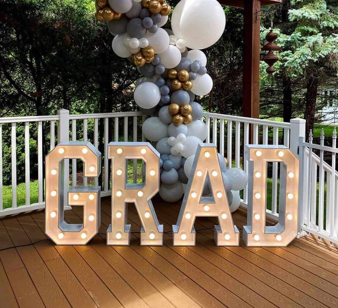 How to Throw an Unforgettable Graduation Party With Listful